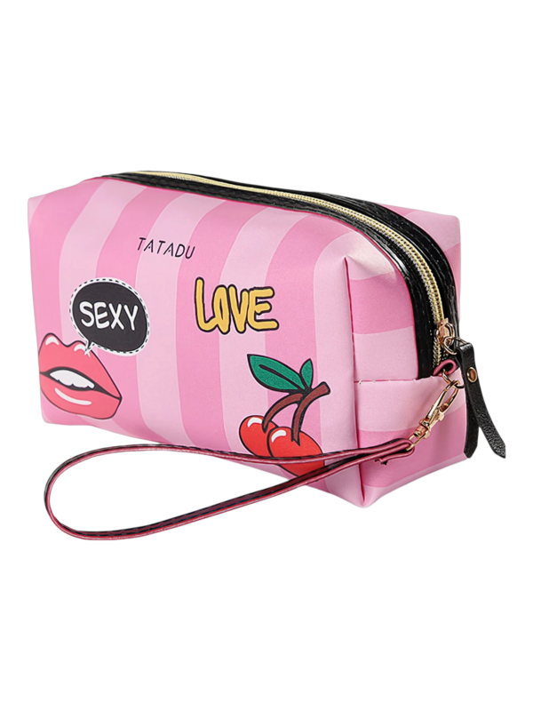 Trousse de toilette femme simple fashion rose avec motifs de bouches et cherries en rose douce avec poignee 1.png