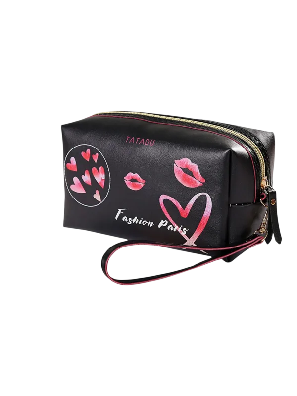 Trousse de toilette femme simple fashion rose en cuir noir avec coeurs rouges et logo paris 1.png