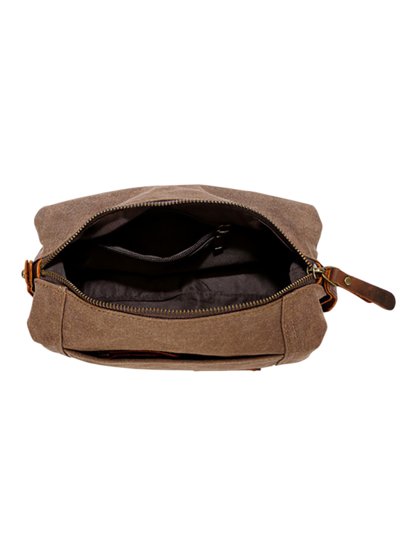 Trousse de toilette homme en tissu avec empiècement en cuir compacte avec compartiments style brut dessus ouverte