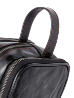 Trousse de toilette triple compartiment en cuir noir et rouge avec pochettes et elastiques design elegant et fonctionnel 1.png