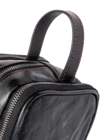 Trousse de toilette triple compartiment en cuir noir et rouge avec pochettes et elastiques design elegant et fonctionnel 1.png