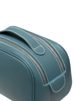 Trousse de maquillage toilette femme en cuir en couleur bleu turquoise avec zip et poignée pratique pour le voyage