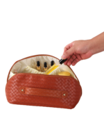 Trousse de maquillage tressée pour rangement cosmétique plusieurs compartiments en similicuir vue intérieure face Trousse de maquillage tressée pour rangement cosmétique plusieurs compartiments en similicuir vue intérieure face