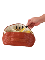 Geflochtene Kosmetiktasche zur Aufbewahrung von Kosmetikartikeln, mehrere Fächer aus Kunstleder, Innenansicht von vorne Geflochtene Kosmetiktasche zur Aufbewahrung von Kosmetikartikeln, mehrere Fächer aus Kunstleder, Innenansicht von vorne