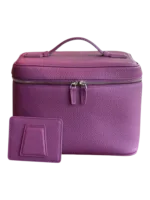 Vanity maquillage en cuir artisanal colorée pochettes et compartiments intérieurs en cuir rose foncé avec zip et poignée Vanity maquillage en cuir artisanal colorée pochettes et compartiments intérieurs en cuir rose foncé avec zip et poignée