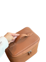 Vanity maquillage en cuir artisanal colorée pochettes et compartiments intérieurs en cuir rugueux taille moyenne teinte brune élégance pratique