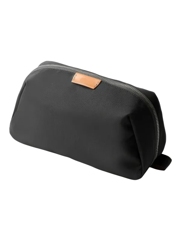 Petite trousse de toilette homme grande ouverture pratique avec plusieurs pochettes internes en tissu noir élégant compact