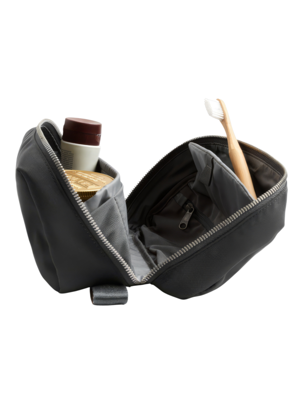 Petite trousse de toilette homme grande ouverture pratique avec plusieurs pochettes internes et zip de qualité en noir Petite trousse de toilette homme grande ouverture pratique avec plusieurs pochettes internes et zip de qualité en noir