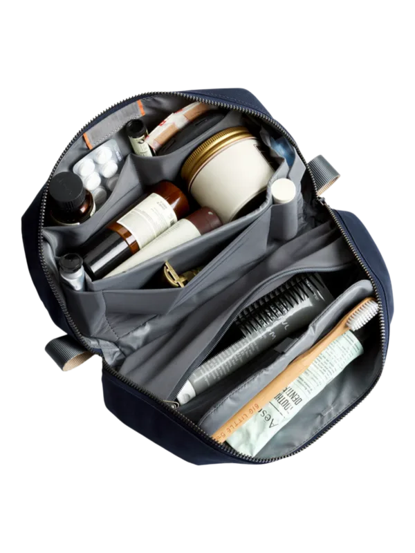 Petite trousse de toilette homme grande ouverture pratique avec plusieurs pochettes internes organisation facile et compacte 01