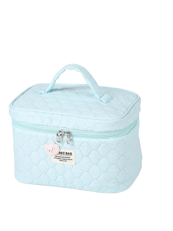 Trousse de toilette et maquillage femme matelassée avec ourson coloris variés en vinyle bleu clair avec poignée