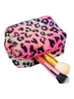Trousse de toilette et maquillage léopard en fausse fourrure avec brosses de maquillage colorées et texture douce Trousse de toilette et maquillage léopard en fausse fourrure avec brosses de maquillage colorées et texture douce